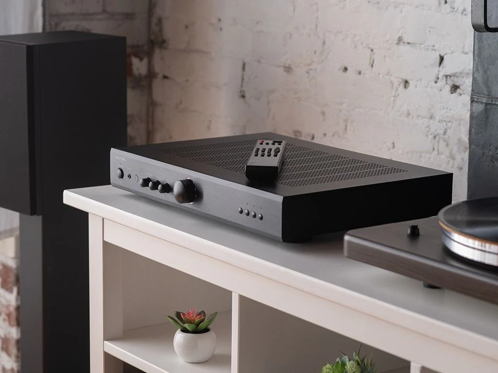 Rotel A8 zwart Stereo versterker met Phono voorversterker ingebouwd - Image 4
